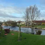 6 Personen In Direkter Seelage Mit Bootsteg Und Kanu Sowie Sauna, Whirlpool Und Kaminofen In Casa vacanze *