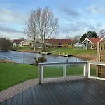Casa vacanze 6 Personen In Direkter Seelage Mit Bootsteg Und Kanu Sowie Sauna, Whirlpool Und Kaminofen In *