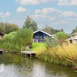 Casa vacanze 6 Personen In Direkter Seelage Mit Bootsteg Und Kanu Sowie Sauna, Whirlpool Und Kaminofen In *