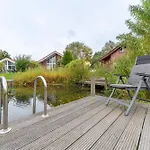6 Personen In Direkter Seelage Mit Bootsteg Und Kanu Sowie Sauna, Whirlpool Und Kaminofen In Otterndorf