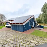 6 Personen In Direkter Seelage Mit Bootsteg Und Kanu Sowie Sauna, Whirlpool Und Kaminofen In *