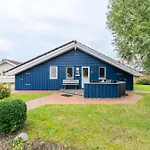 Casa vacanze 6 Personen In Direkter Seelage Mit Bootsteg Und Kanu Sowie Sauna, Whirlpool Und Kaminofen In *
