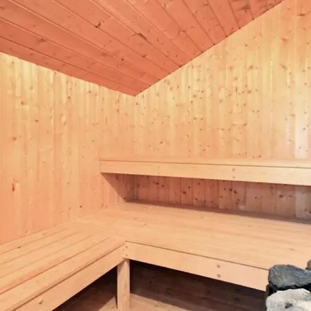 6 Personen In Direkter Seelage Mit Bootsteg Und Kanu Sowie Sauna, Whirlpool Und Kaminofen In *