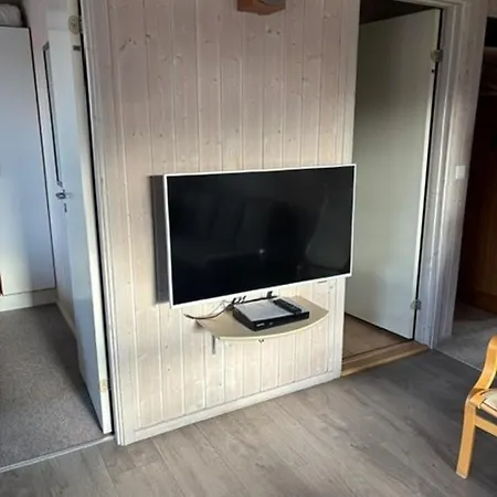 6 Personen In Direkter Seelage Mit Bootsteg Und Kanu Sowie Sauna, Whirlpool Und Kaminofen In