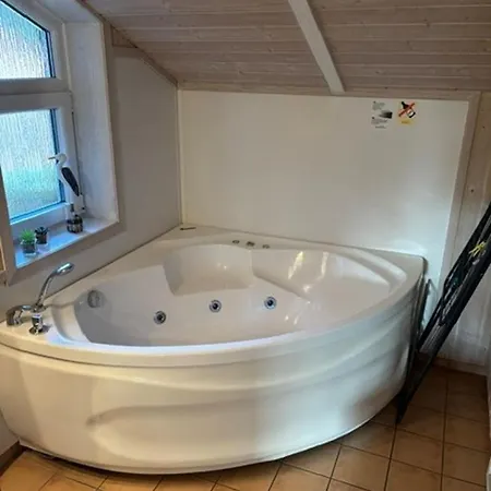 6 Personen In Direkter Seelage Mit Bootsteg Und Kanu Sowie Sauna, Whirlpool Und Kaminofen In Vakantiehuis