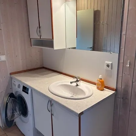 6 Personen In Direkter Seelage Mit Bootsteg Und Kanu Sowie Sauna, Whirlpool Und Kaminofen In *