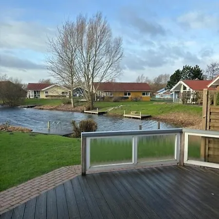 Feriehus 6 Personen In Direkter Seelage Mit Bootsteg Und Kanu Sowie Sauna, Whirlpool Und Kaminofen In *