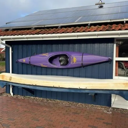 6 Personen In Direkter Seelage Mit Bootsteg Und Kanu Sowie Sauna, Whirlpool Und Kaminofen In