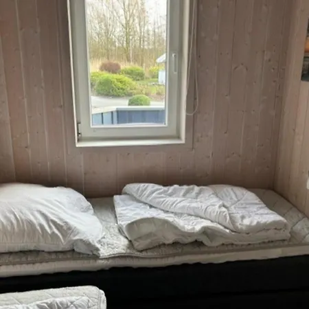 6 Personen In Direkter Seelage Mit Bootsteg Und Kanu Sowie Sauna, Whirlpool Und Kaminofen In Vakantiehuis Otterndorf