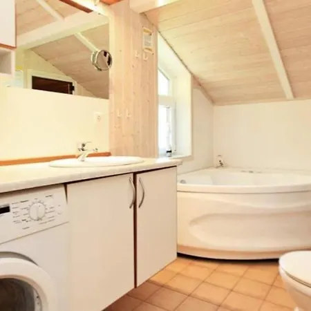 6 Personen In Direkter Seelage Mit Bootsteg Und Kanu Sowie Sauna, Whirlpool Und Kaminofen In * Otterndorf