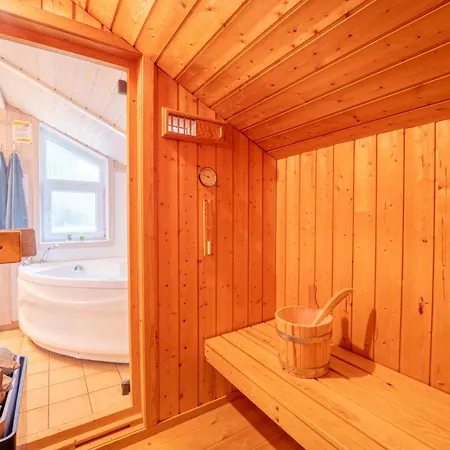 6 Personen In Direkter Seelage Mit Bootsteg Und Kanu Sowie Sauna, Whirlpool Und Kaminofen In *