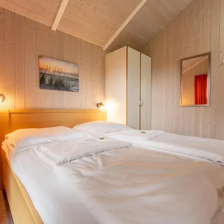 6 Personen In Direkter Seelage Mit Bootsteg Und Kanu Sowie Sauna, Whirlpool Und Kaminofen In Feriehus *