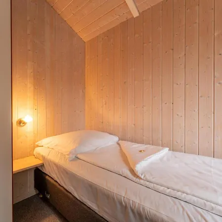 6 Personen In Direkter Seelage Mit Bootsteg Und Kanu Sowie Sauna, Whirlpool Und Kaminofen In