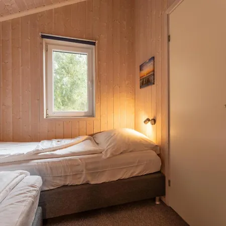 6 Personen In Direkter Seelage Mit Bootsteg Und Kanu Sowie Sauna, Whirlpool Und Kaminofen In *