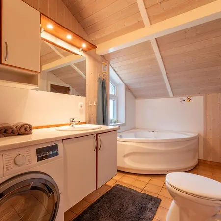 6 Personen In Direkter Seelage Mit Bootsteg Und Kanu Sowie Sauna, Whirlpool Und Kaminofen In Otterndorf