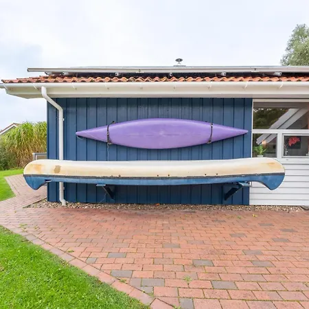 6 Personen In Direkter Seelage Mit Bootsteg Und Kanu Sowie Sauna, Whirlpool Und Kaminofen In *