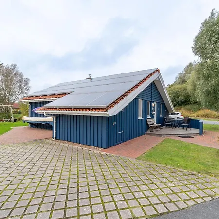 6 Personen In Direkter Seelage Mit Bootsteg Und Kanu Sowie Sauna, Whirlpool Und Kaminofen In *