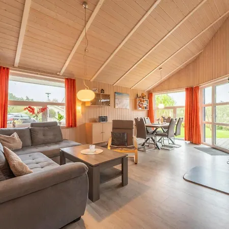 6 Personen In Direkter Seelage Mit Bootsteg Und Kanu Sowie Sauna, Whirlpool Und Kaminofen In *