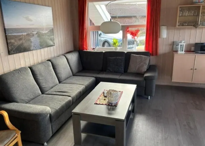 度假居 6 Personen In Direkter Seelage Mit Bootsteg Und Kanu Sowie Sauna, Whirlpool Und Kaminofen In *