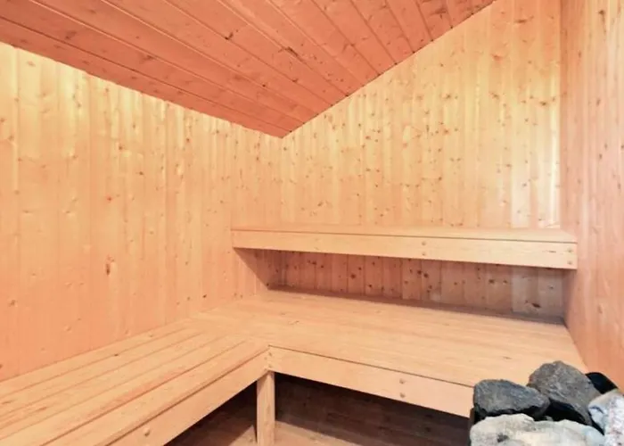 6 Personen In Direkter Seelage Mit Bootsteg Und Kanu Sowie Sauna, Whirlpool Und Kaminofen In *