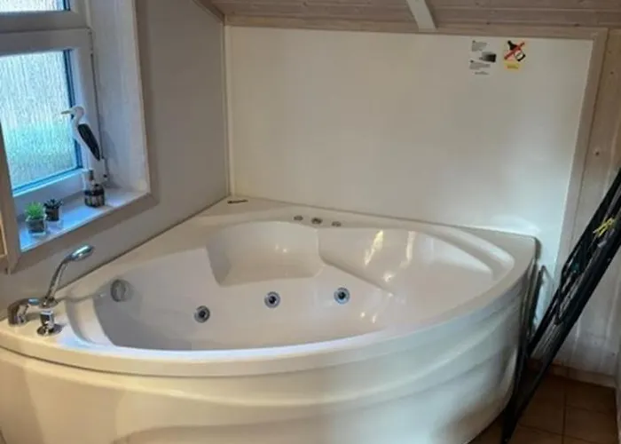 6 Personen In Direkter Seelage Mit Bootsteg Und Kanu Sowie Sauna, Whirlpool Und Kaminofen In 度假居