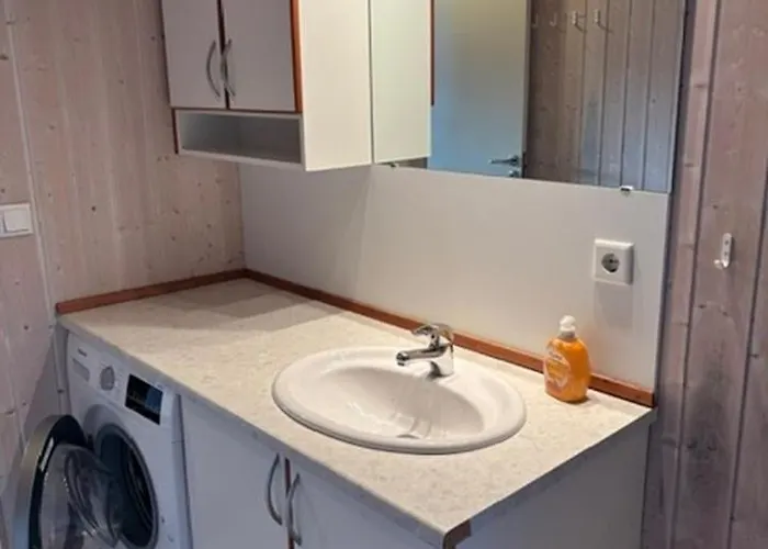 6 Personen In Direkter Seelage Mit Bootsteg Und Kanu Sowie Sauna, Whirlpool Und Kaminofen In *