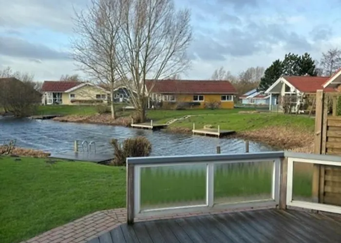 度假居 6 Personen In Direkter Seelage Mit Bootsteg Und Kanu Sowie Sauna, Whirlpool Und Kaminofen In *