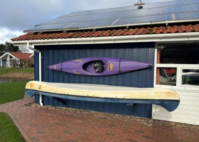 6 Personen In Direkter Seelage Mit Bootsteg Und Kanu Sowie Sauna, Whirlpool Und Kaminofen In
