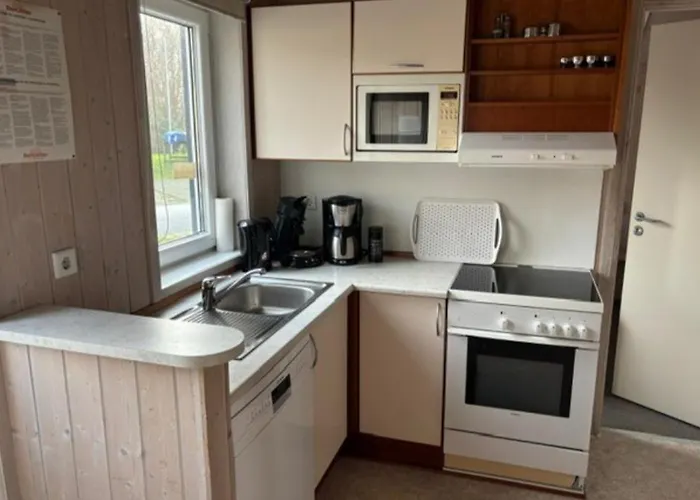 6 Personen In Direkter Seelage Mit Bootsteg Und Kanu Sowie Sauna, Whirlpool Und Kaminofen In *
