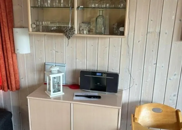 度假居 6 Personen In Direkter Seelage Mit Bootsteg Und Kanu Sowie Sauna, Whirlpool Und Kaminofen In *